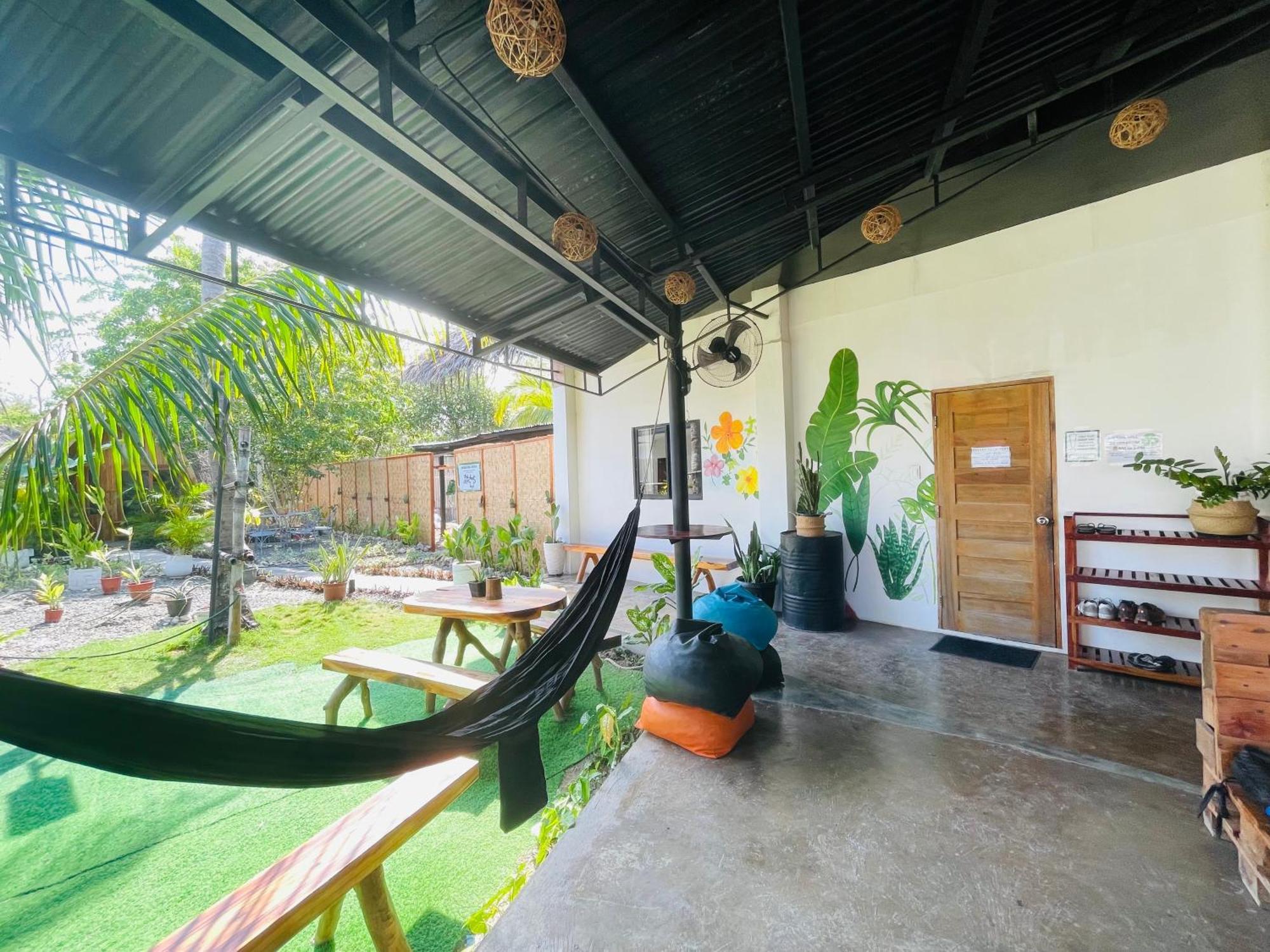 Maayong Hostel (Adults Only) Моалбоал Екстериор снимка